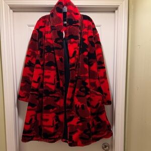 Size S, camo-print plush swing coat